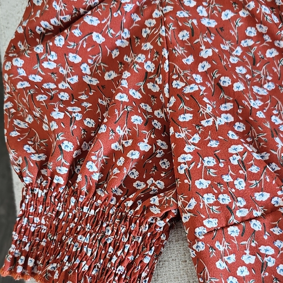 NWT Floral Puff Sleeve Spring Wrap Blouse Cute Little White Flowers Top Size L - Picture 7 of 9